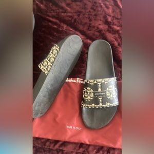 Bundle on name brand men’s slides